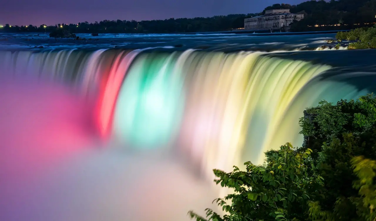 4 Points – Is Niagara Falls Safe At Night? [2023]