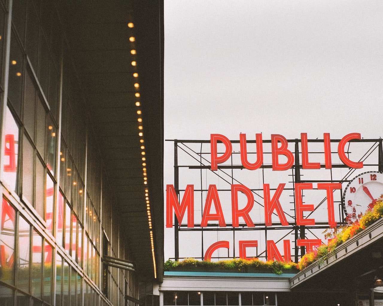 Is Pike Place Market Safe at Night?